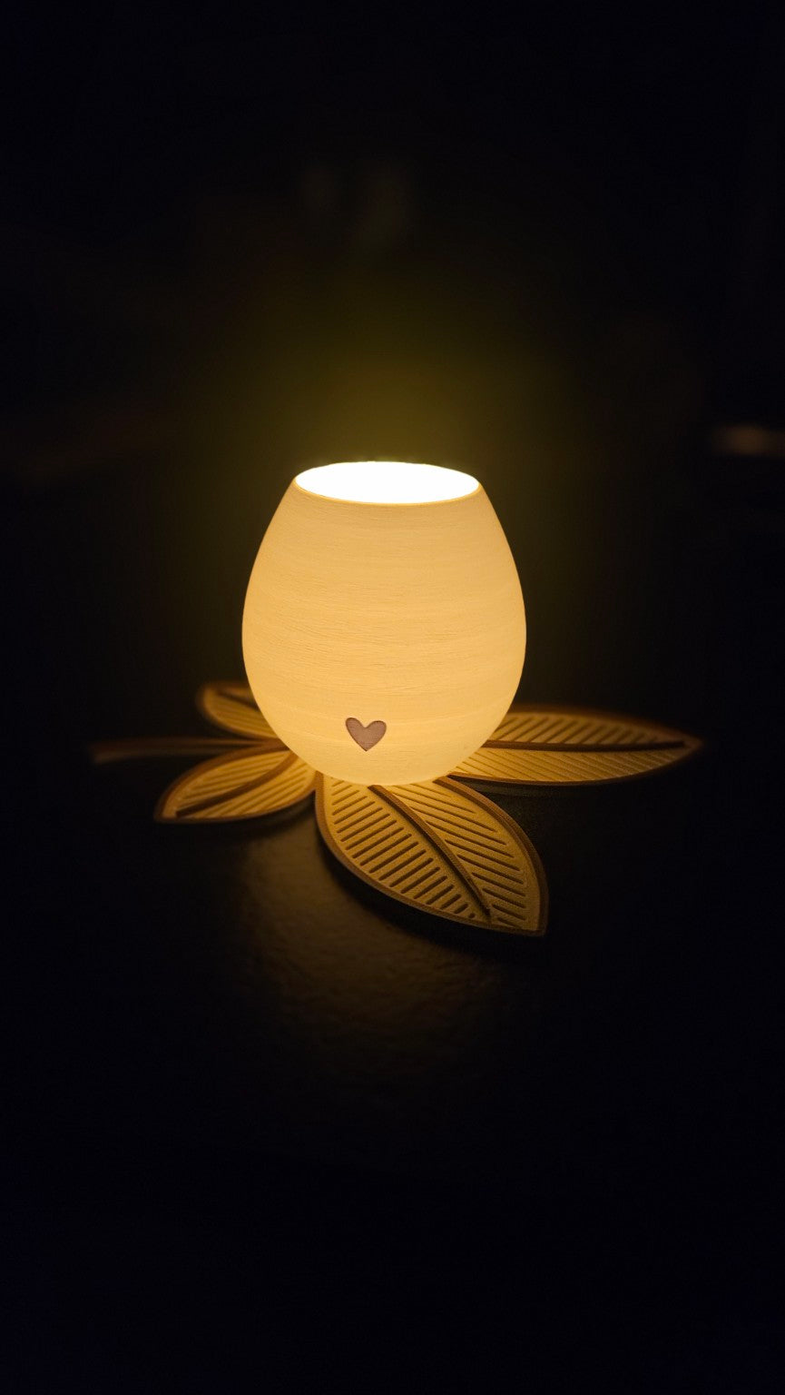 🕯️ Herzenslicht – dekoratives LED-Windlicht mit Blätter-Untersetzer 🕯️